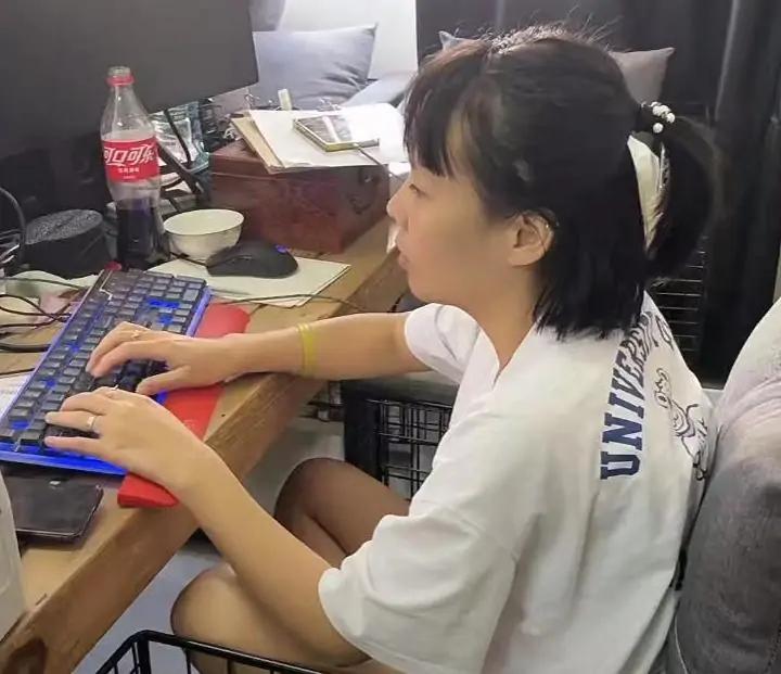 熊磊仓库疑似造假，网友指出包裹都是空的，被告诫无知