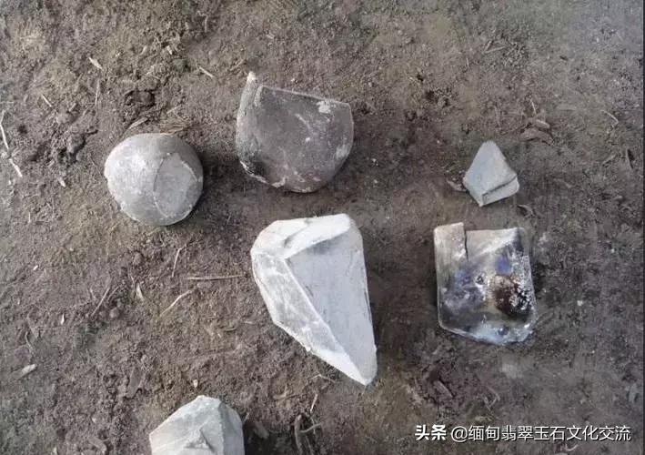 奇葩土豪竟把翡翠丢进火炉烧,烧出后色彩却十分鲜艳漂亮