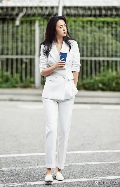 汤唯身材真丰满，穿深V衬衫配半身裙真空上阵，“夹腿坐”真养眼