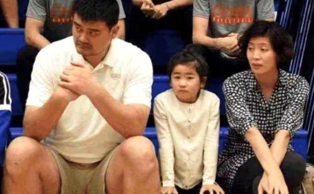 姚明与女儿姚沁蕾最近打球视频,姚明12周岁的女儿姚沁蕾身高
