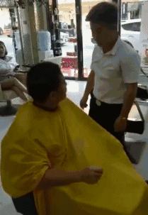 搞笑GIF开心一刻：你这日子不容易，吃大米粥配食盐