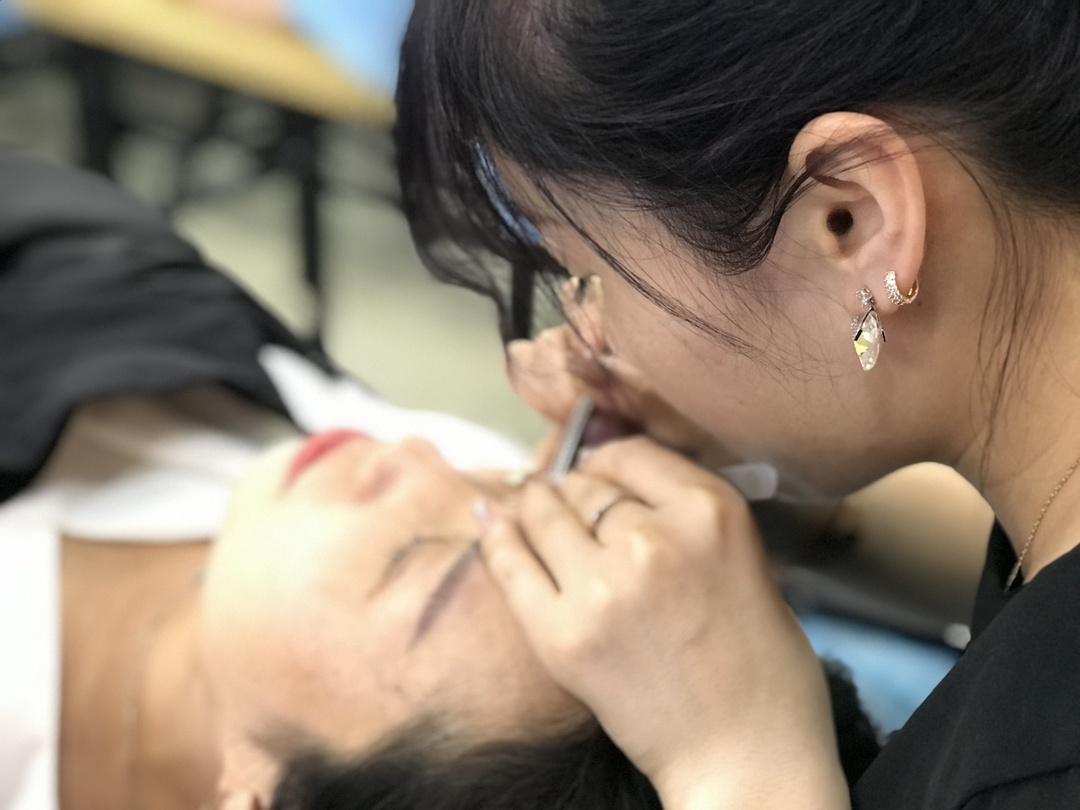 嫁接睫毛没有胶珠需要滑胶吗,桃树嫁接处流胶该怎样处理