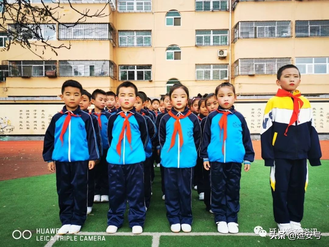 寒意袭人，红小娃却把口号声喊得震天响！