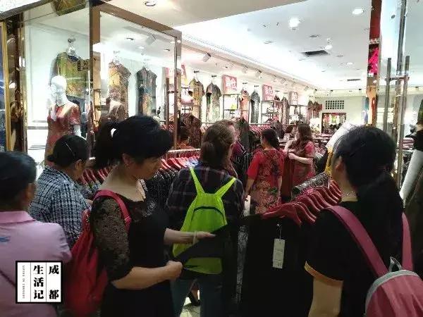 千万不要惹「成都嬢嬢」,小心她们带你去九龙广场逛够8小时