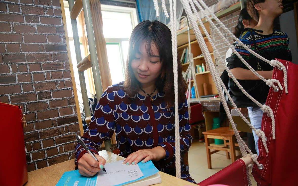 心态有点“崩”！大一才开学，宿舍环境“很差”，怎么办？