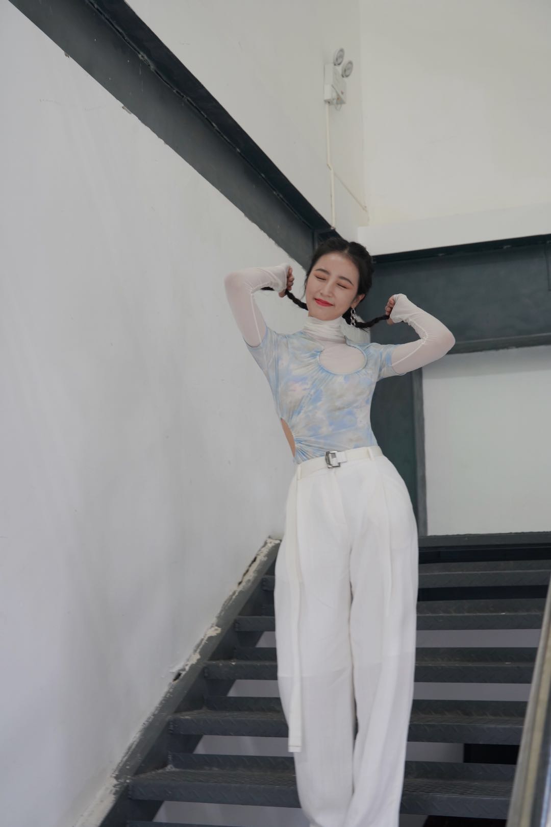 最近流行两个小辫子发型,周雨彤辫子发型叫什么发型