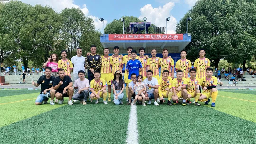 她想@所有人：“明年某日，请务必来捧我的100场！”