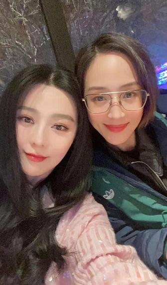 范冰冰与粉丝合影戒指抢镜,范冰冰参加友人聚会