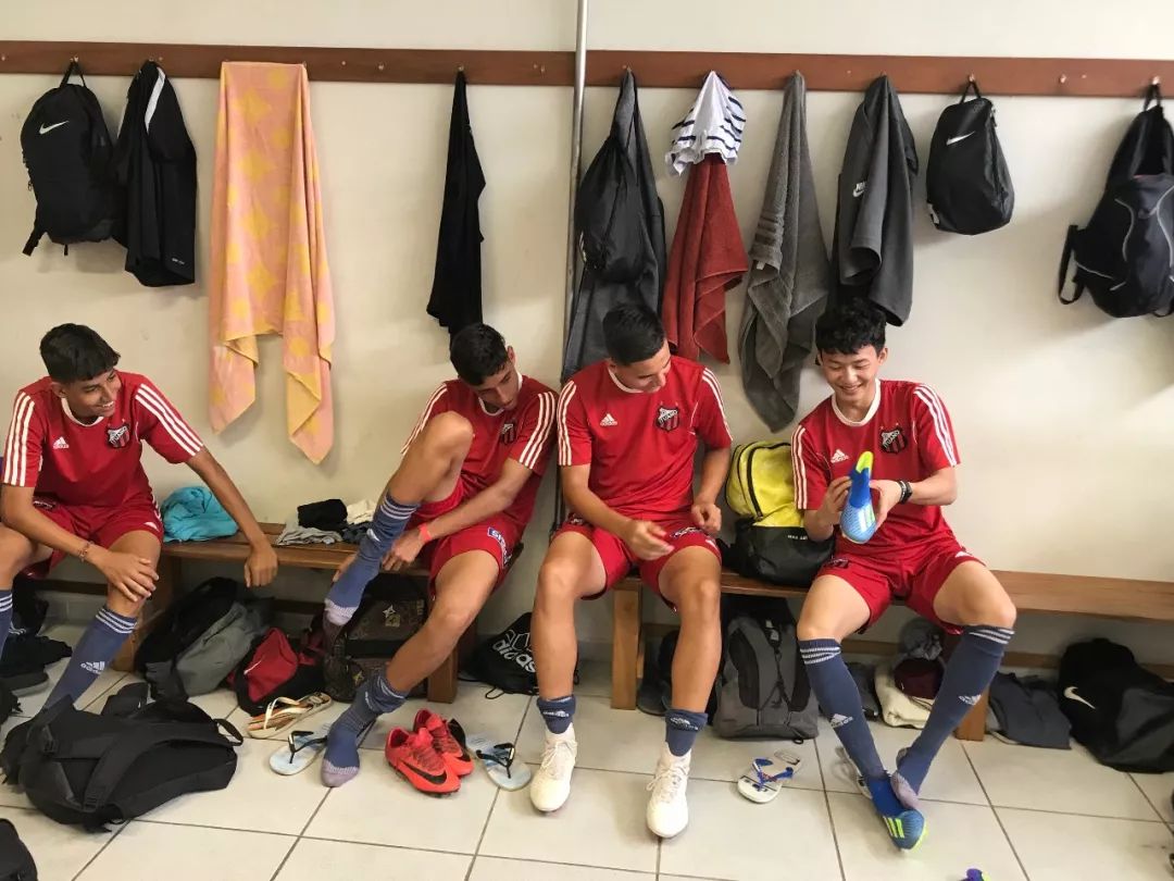 在巴西踢足球的中国小帅哥,巴西贫民窟足球少年