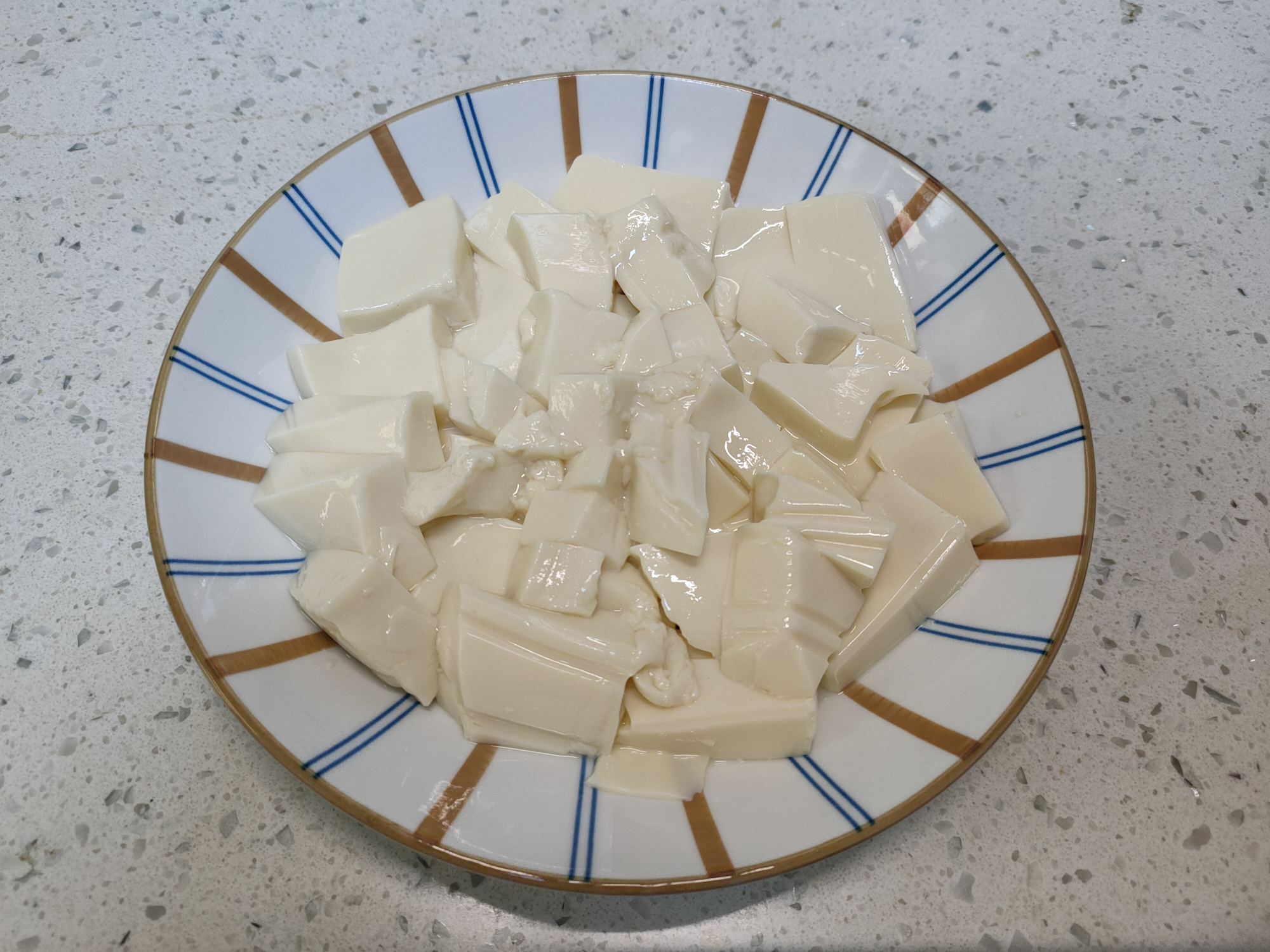 做凉拌皮蛋皮蛋要不要用水煮,皮蛋怎么凉拌好吃不粘刀