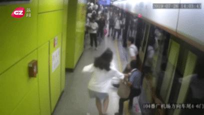 广州地铁女子霸气抓男人,深圳地铁妙龄女子徒手抓色狼
