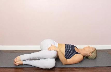 瑜伽动作5分钟缓解你的腰酸背痛,5个瑜伽动作缓解背疼