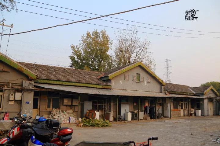 火车来了行人车辆请注意安全,行人车辆请注意火车就要来了