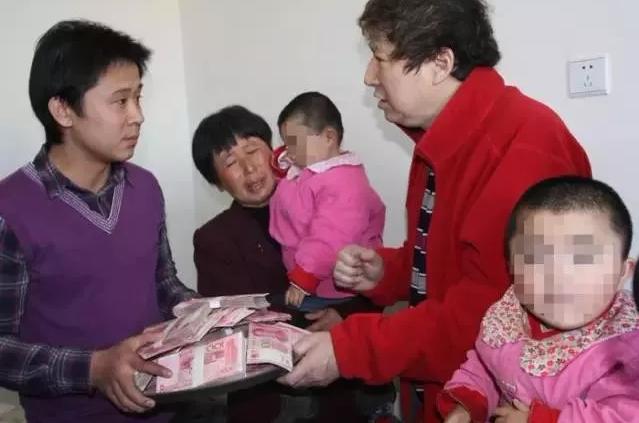 北京29岁男娶70岁美国富婆,小伙娶美女继承她亿万财富