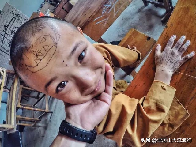 中缅边境的佛寺,旅途中遇到藏区僧人