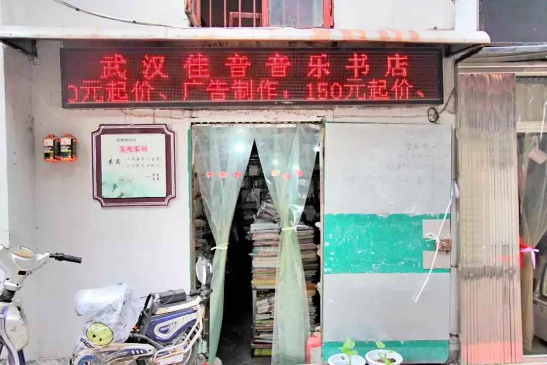 武昌这所低调的大学坐拥一线江景，教学楼窗外就是黄鹤楼