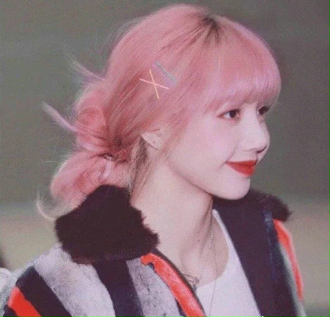 lisa粉衣造型配绿手套,lisa新造型帅