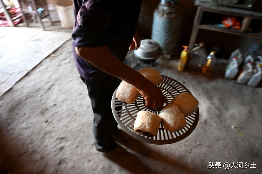 农村夫妻大锅做菜,农村大娘炒辣子鸡