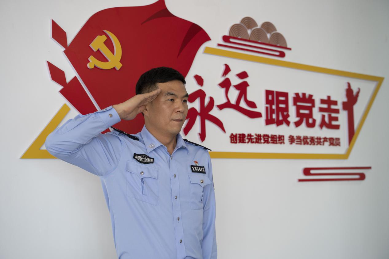 邓楠薪：马路上的“神探”教官