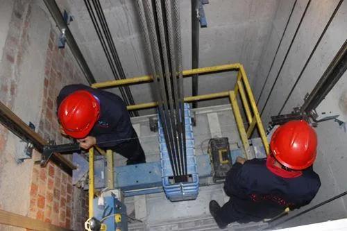 安装电梯导致楼房受损,被公共电梯砸伤怎么索赔