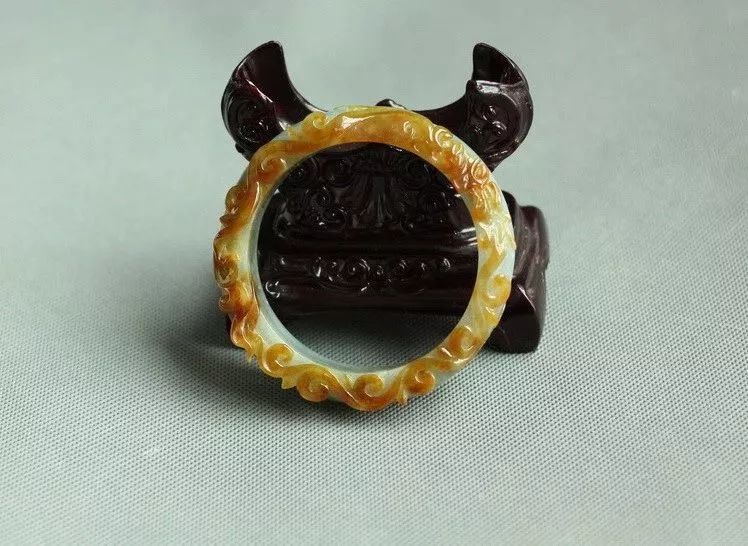 什么镯子值得久戴,年轻人适合一直戴着的镯子