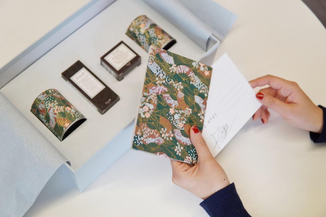 表白送化妆品,临近过年送礼送化妆品