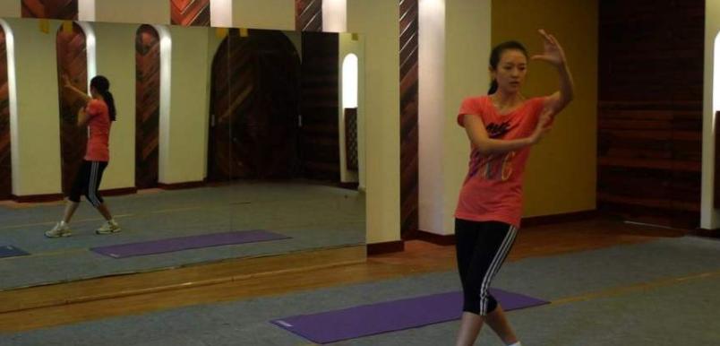 张艺谋说，她会成为“周冬雨的接班人”