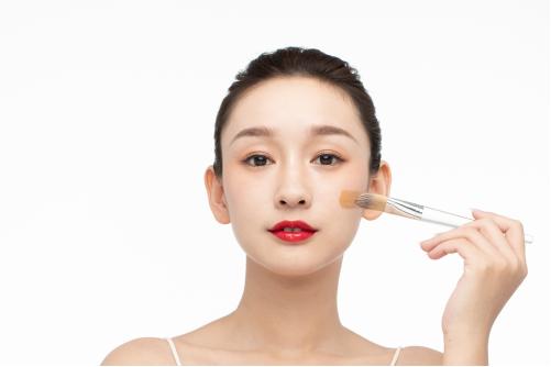 缺水皮肤怎么上妆不浮粉,秋冬底妆防卡粉浮粉化妆技巧