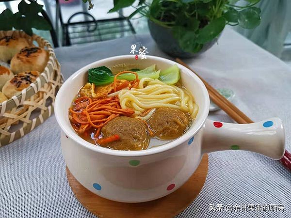 早饭米粉汤的做法,早餐米粉汤底清而不腻做法