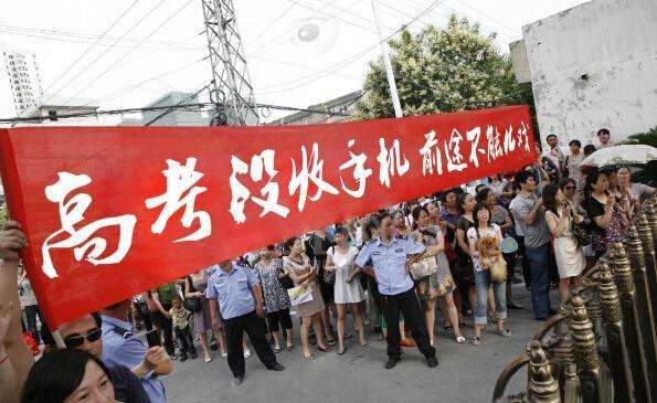 孩子快高考啦痴迷游戏如何教育,都高三了孩子还玩手机怎么办