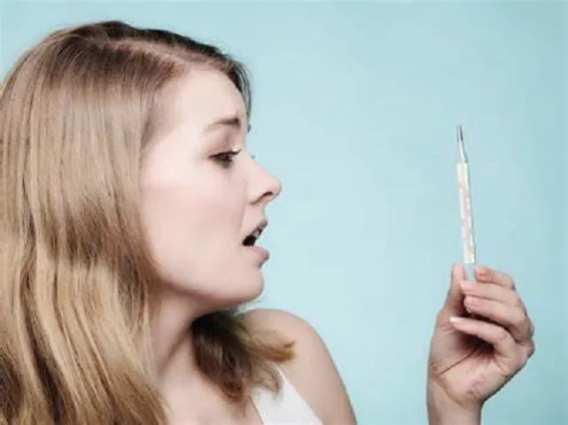 初中生女孩经常发烧怎么回事,16岁女孩学校发烧