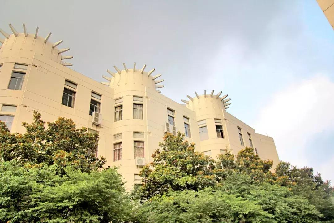 武昌这所低调的大学坐拥一线江景，教学楼窗外就是黄鹤楼