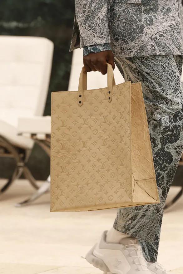 把童话世界穿在身上,lv2020秋冬巴黎时装秀