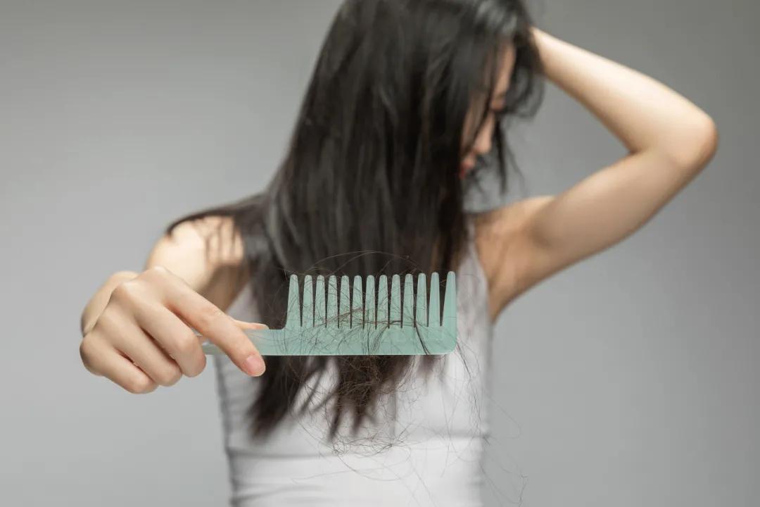 春季头发干枯怎么护发,头发很干枯毛躁怎么办用什么护发