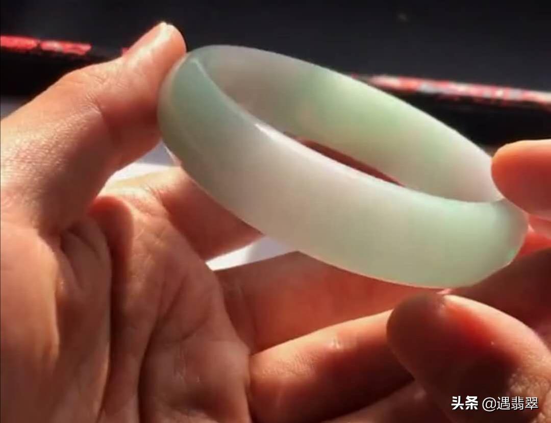 为什么有的翡翠手镯便宜有的贵,为什么有的翡翠手镯很便宜还好看