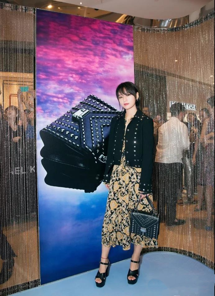 40岁女人不能穿花裙子吗,40岁女人不要穿这4种衣服