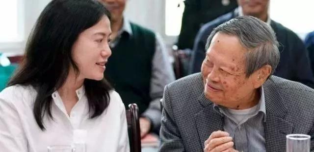 97岁杨振宁与43岁翁帆看画展,97岁的杨振宁和43岁的翁帆