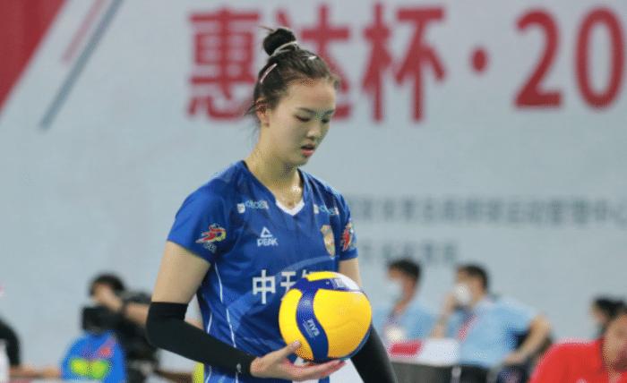 真帅了！张常宁发球动作真炫酷，6转6拍一击命中