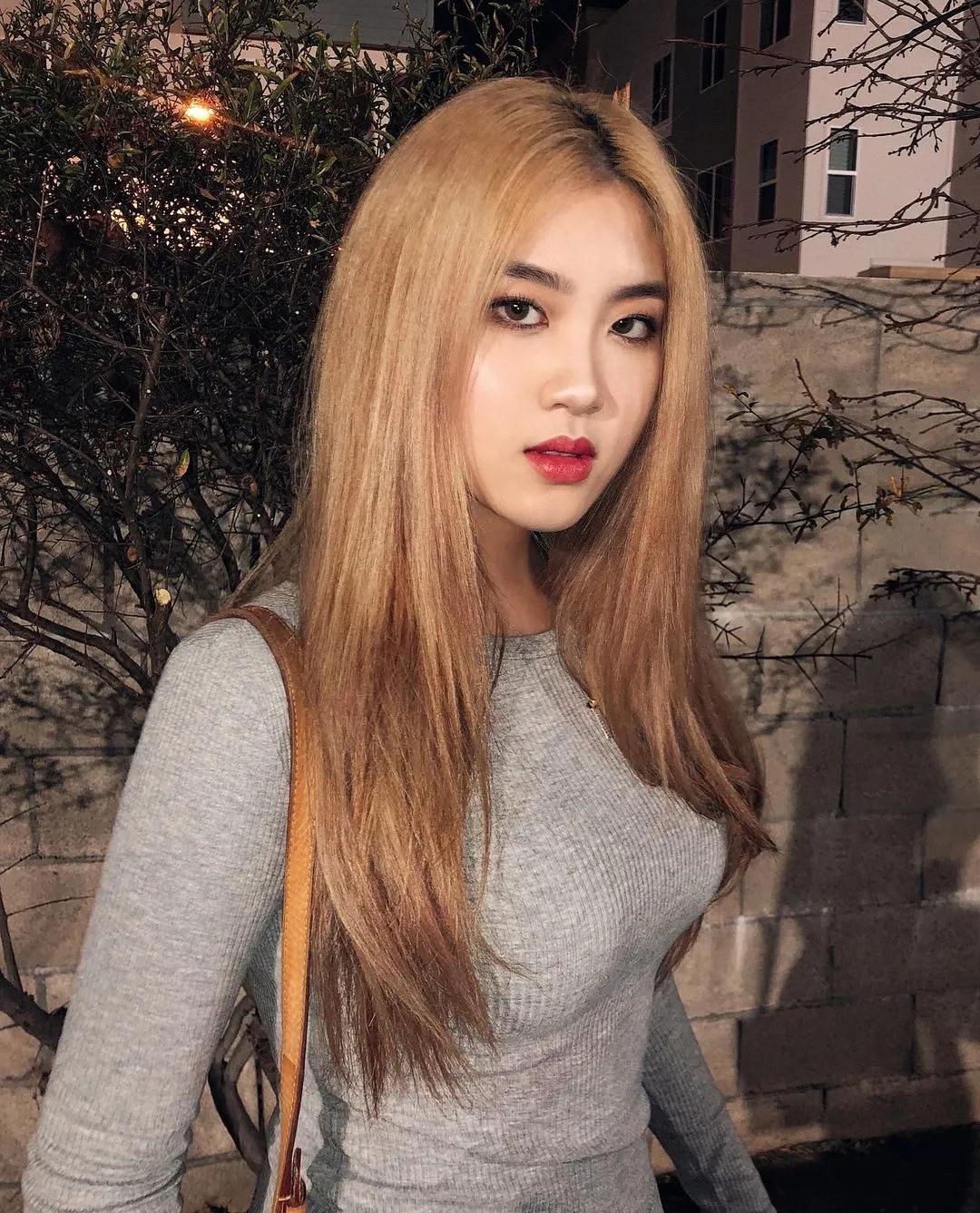 lisa和rosie秀恩爱,lisa与rosa在直播间接吻