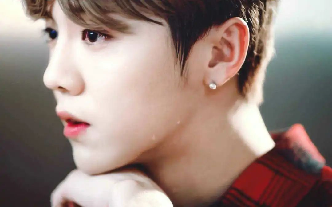 红魔使者贝克汉姆鹿晗庆生,足球媒体看贝克汉姆给鹿晗庆生