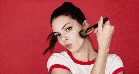 化妆不化妆都长痘,一化妆就长痘和痒怎么回事