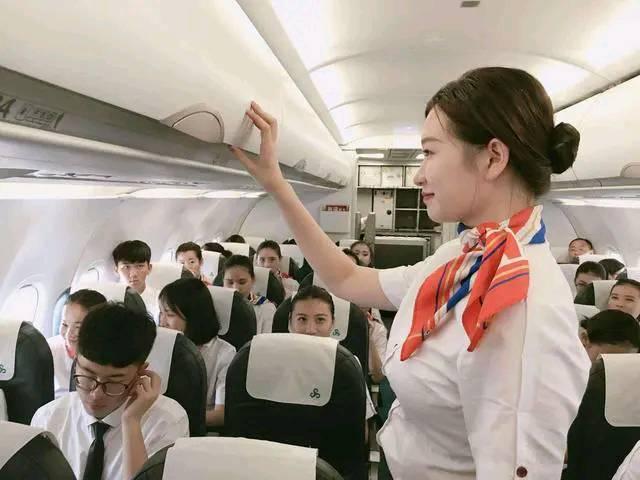 飞机有三种免费的服务，如果不主动要求，空姐也不会主动地提供