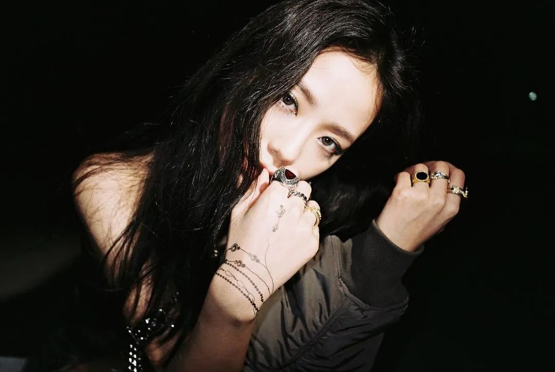 从BP小糊咖到Dior千金，Jisoo的脸越来越值钱了