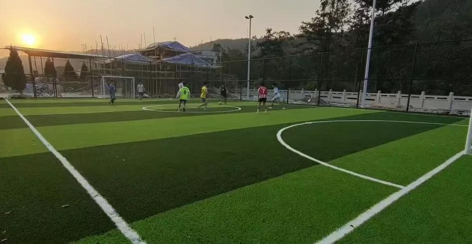 屏喧联趣友福，长长远远；镜静映心郎情，悠悠袅袅。