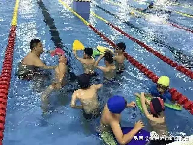 中国中小学应该普及游泳课,南京中小学游泳体育课程