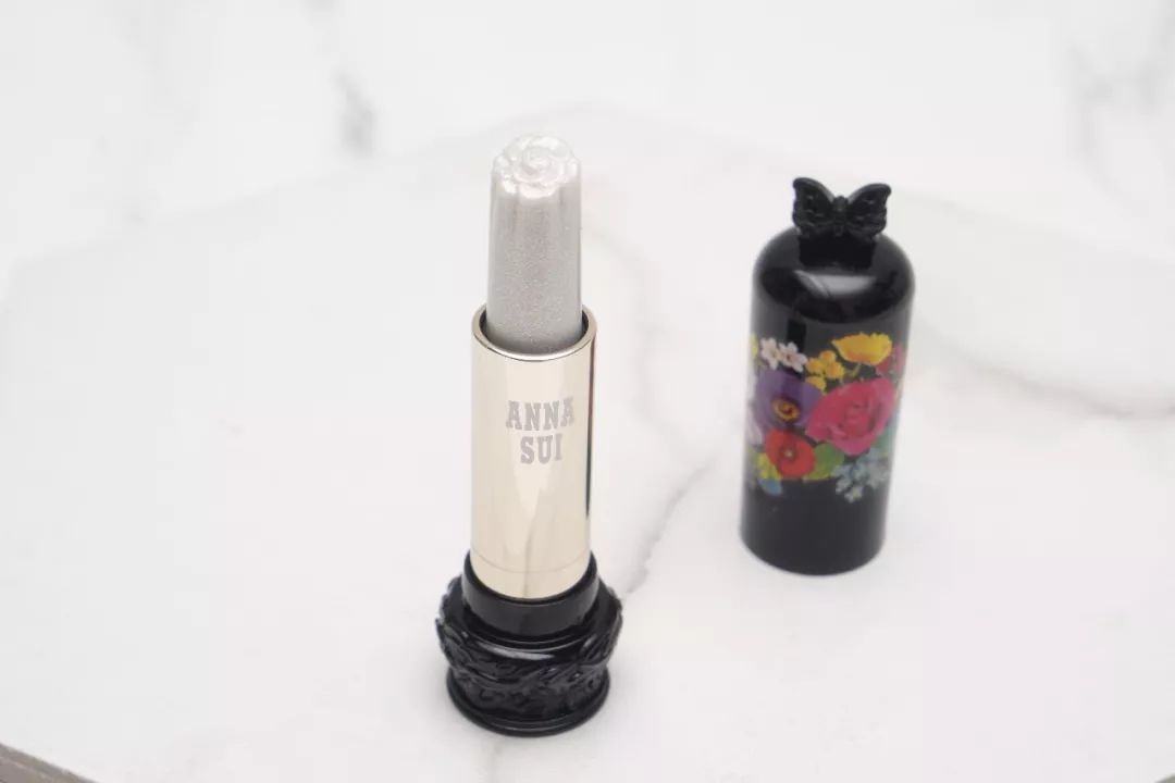 不做俗人的新一天，让安娜苏魔漾晶灵唇膏带你造型百变