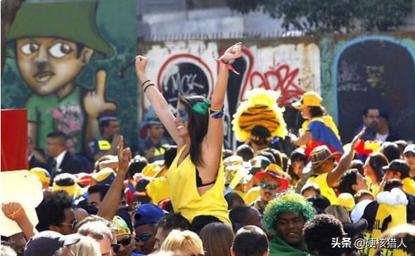 巴西狂欢节“尽情纵欲”，政府发放“避孕套”，呼吁人们控制天性