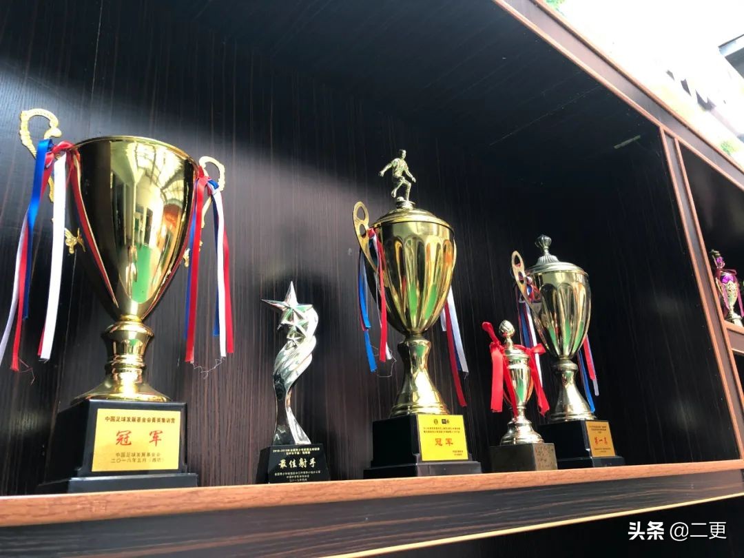 不要小看每个踢足球的女孩,踢足球的女孩有出息吗