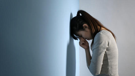 结核性胸膜炎初期会胸疼痛吗,结核性胸膜炎合并发热怎么治疗