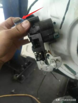 凯越中控门锁控制器在哪里换,别克凯越门锁机械锁不上